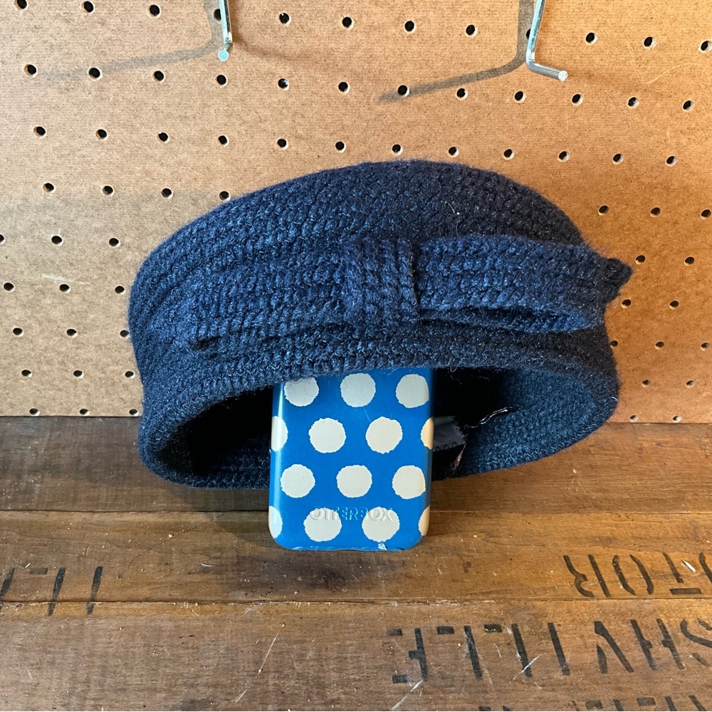 Vintage Navy Blue Hat with Bow. Good condition. Estate find.